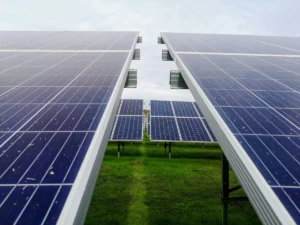 energy-demo-solar-panel Deretan panel solar untuk proyek percontohan.
