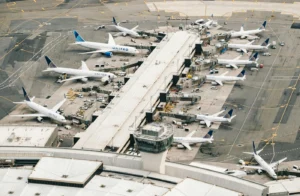 tranportasi-demo-airport Antrian pesawat tujuan Internasional di bandara Juanda