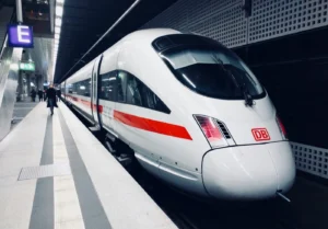 transportasi-train Kereta super cepat Bima 1 siap menyambut kedatangan penumpang.