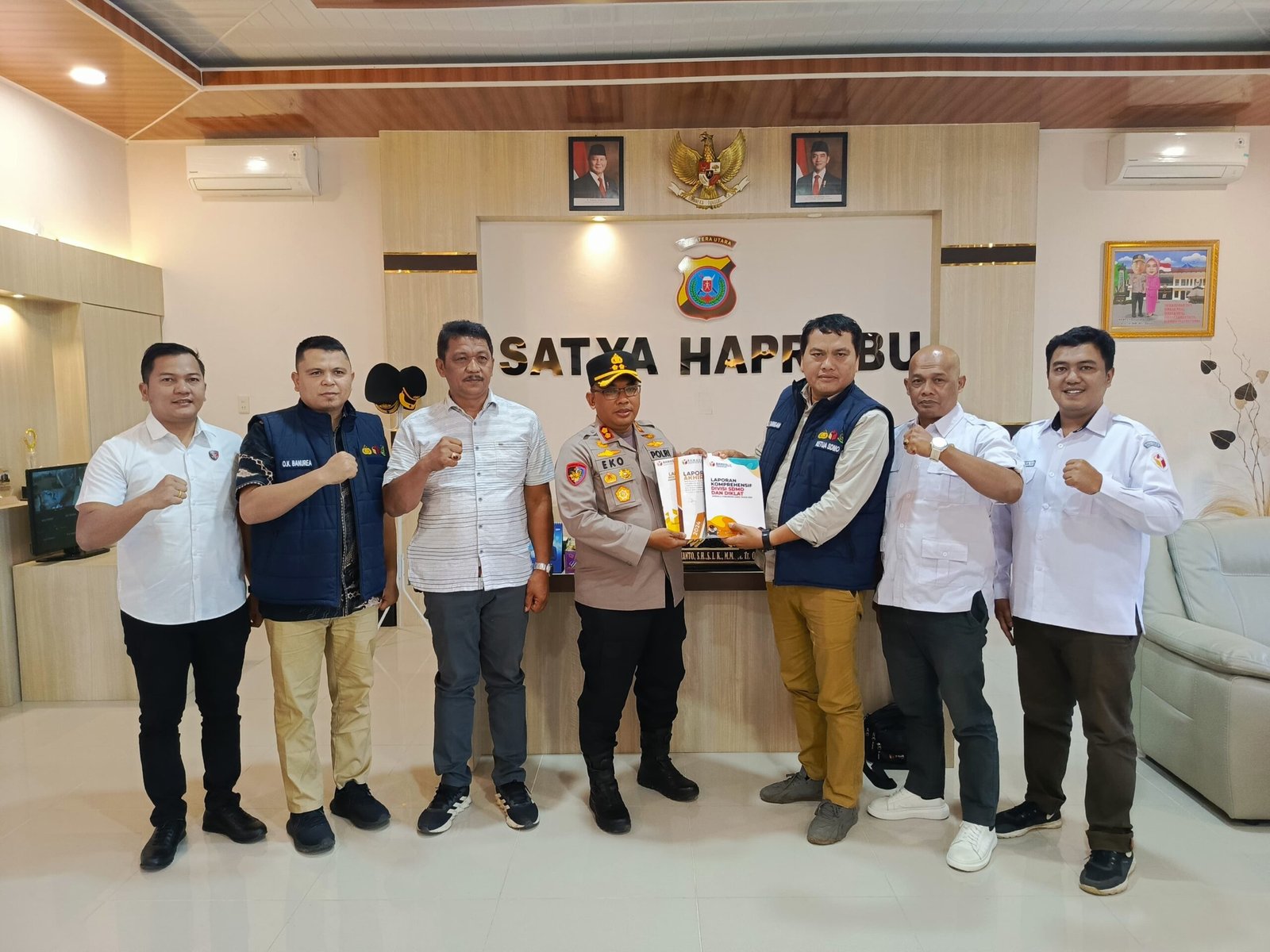 Bawaslu Kabupaten Karo menyerahkan laporan akhir pengawasan pemilihan kepala daerah serentak tahun 2024 untuk wilayah kabupaten karo kepada Kepala Polres Tanah Karo di Kabanjahe, Rabu (30/04/2025).