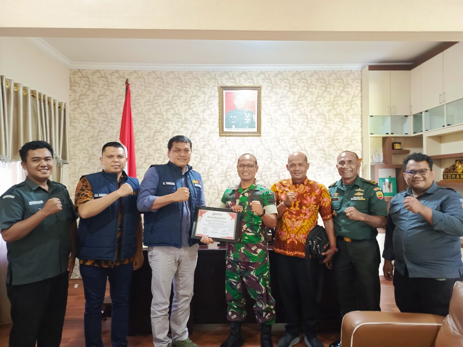Bawaslu Kabupaten Karo menyerahkan laporan akhir pengawasan pemilihan kepala daerah serentak tahun 2024 untuk wilayah Kabupaten Karo di Kantor Kodim 0205/TK Berastagi, Selasa (29/04/2025).