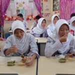 siswa-siswi-smpn-19-palembang-saat-menyantap-makanan-bergizi-ffzq