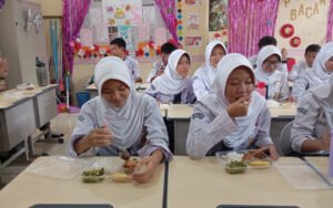 siswa-siswi-smpn-19-palembang-saat-menyantap-makanan-bergizi-ffzq