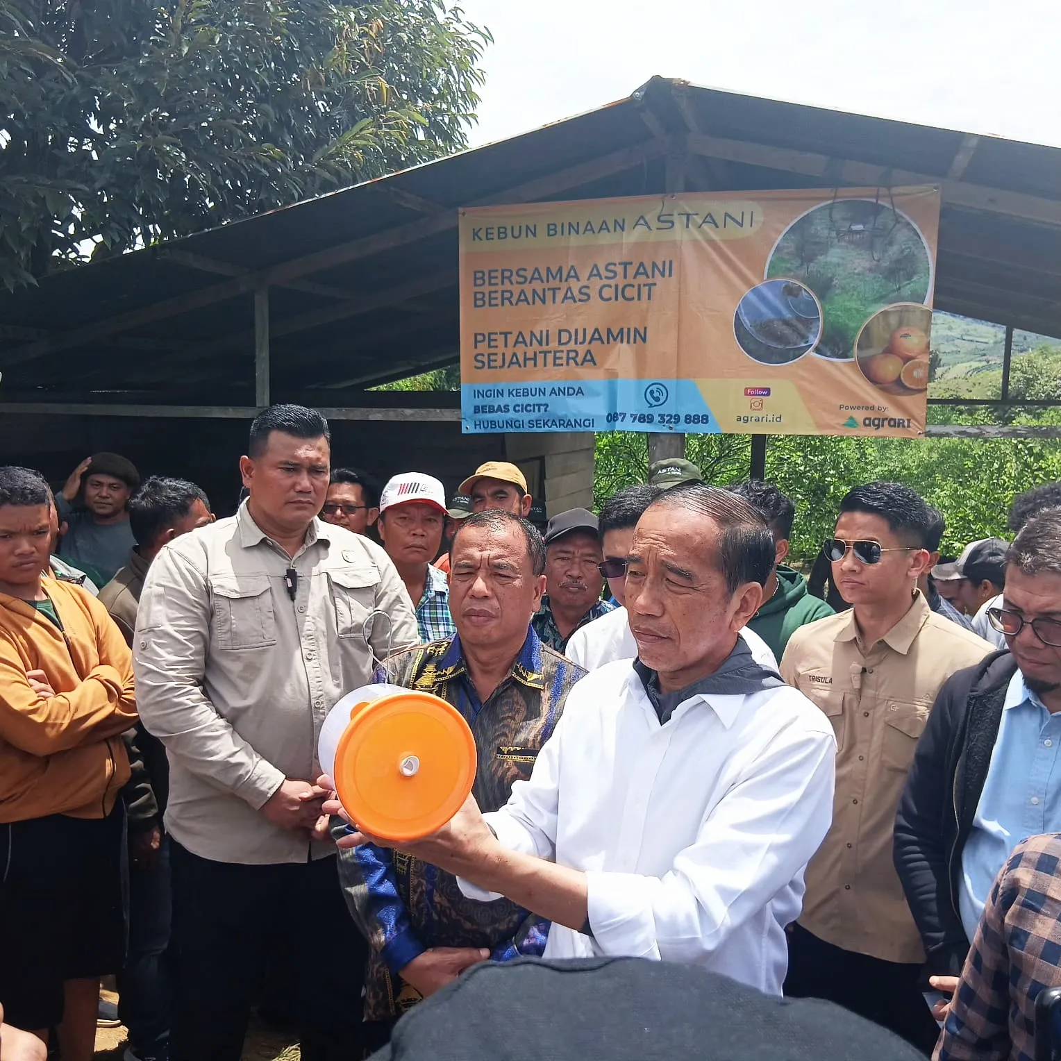 Teks Foto: Jokowi memperlihatkan alat yang mengatasi hama lalat buah di Liang Melas Datas, Dok/sorakaro.com