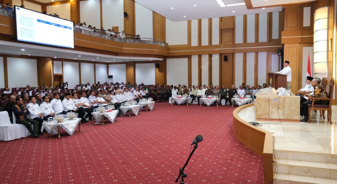 Teks Foto:
rapat kepala daerah di Sulawesi Tenggara untuk berkolaborasi membahas dan mewujudkan sistem administrasi pertanahan yang modern