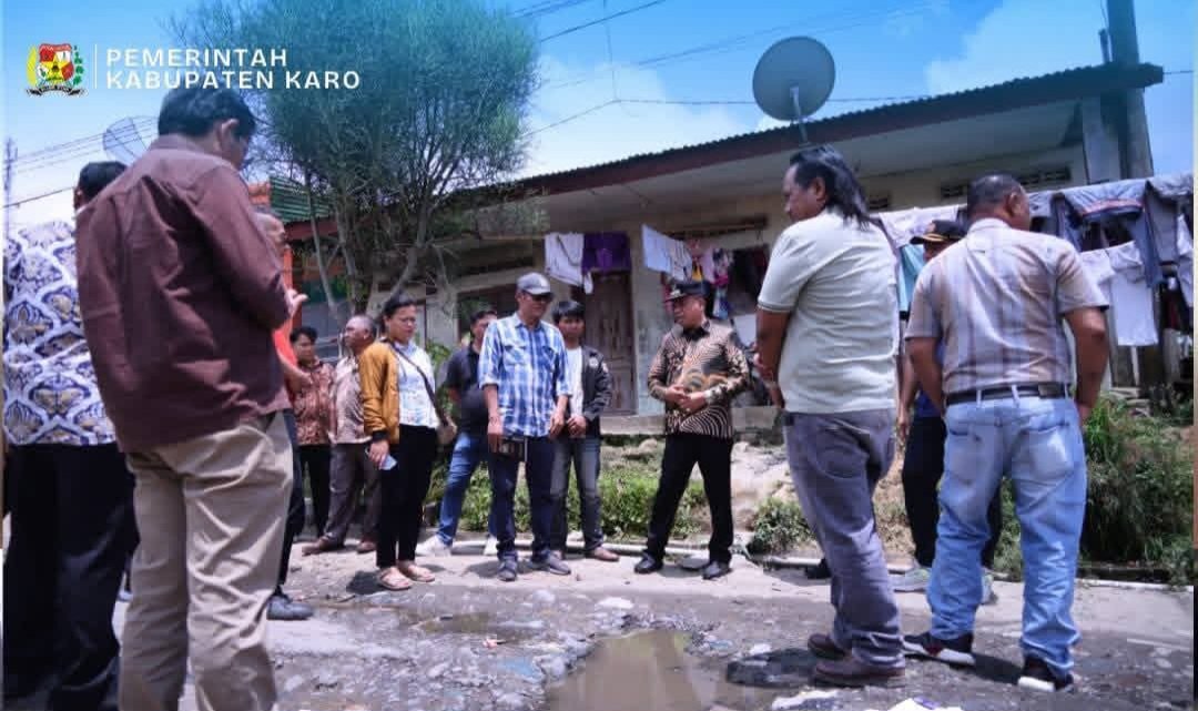 Bupati Karo Tinjau Jalan Rusak dan Drainase di Desa Cinta Rakyat